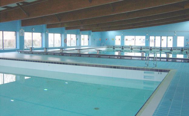 Amenaza con una pistola a un trabajador al que recriminó el precio de la entrada a la piscina