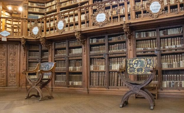 La Universidad de Salamanca restaura la sillería antigua de la Biblioteca General Histórica