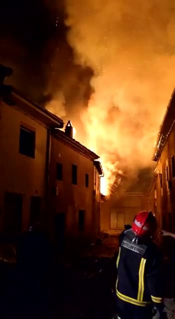 Las llamas devoran las viviendas de Santibáñez del Val (Burgos)