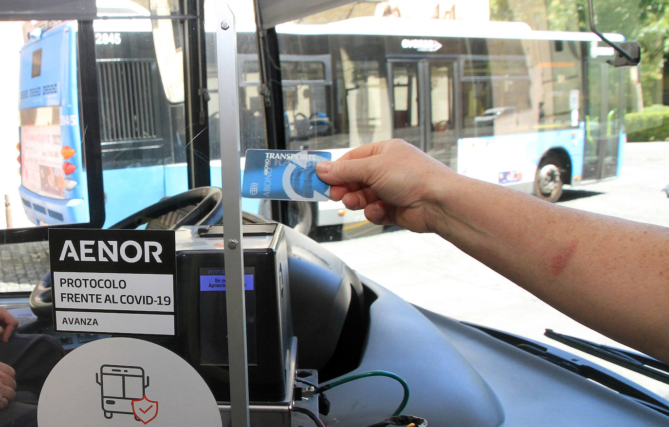 El abono del autobús costará de media un 30% menos entre septiembre y diciembre
