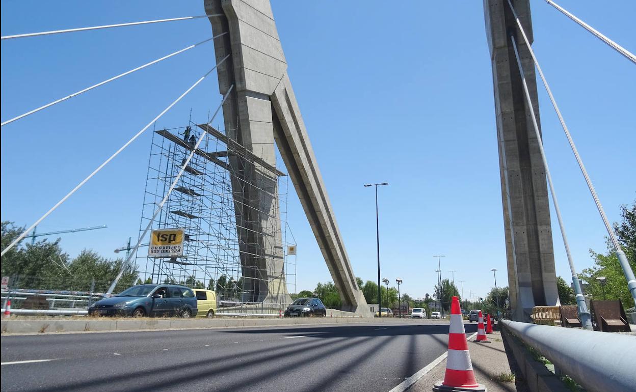 Gratificante ¿Cómo Línea del sitio Los andamios cambian de vela en el puente de Hispanomérica | El Norte de  Castilla