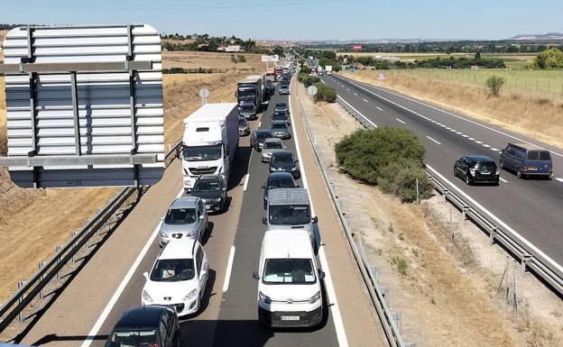La A-62 suma cinco kilómetros de retenciones en Simancas al inicio de la operación salida