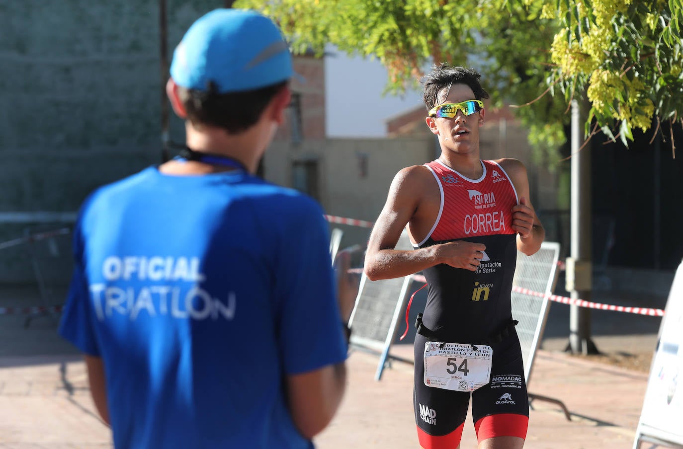 Sergio Correa y Laura Fernández vuelan en el Triatlón de Piña