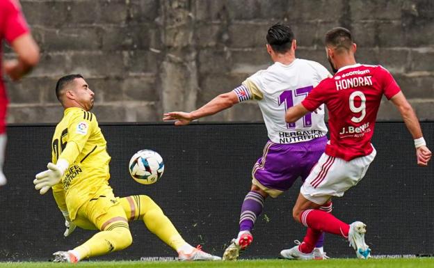 El Real Valladolid juega, manda, combina y llega, pero no remata