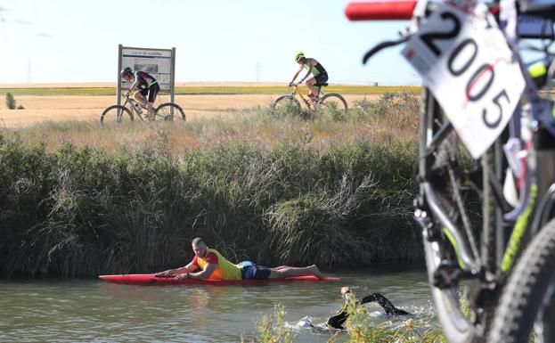 Sergio Correa y Laura Fernández se imponen en el Triatlón de Piña de Campos