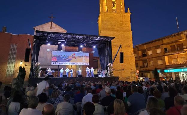 La habaneras regresan con éxito a la plaza de España de Mayorga