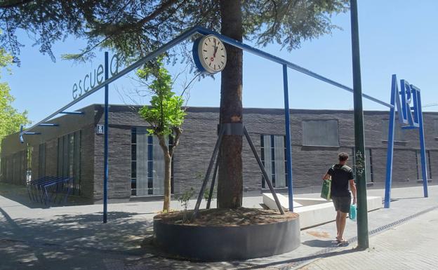 El reloj floral de Colón vuelve a marcar la hora ocho meses después