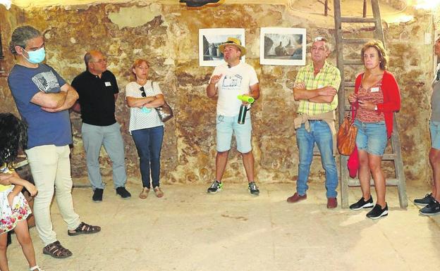 Setenta personas participan en la visita guiada por las bodegas de Dueñas