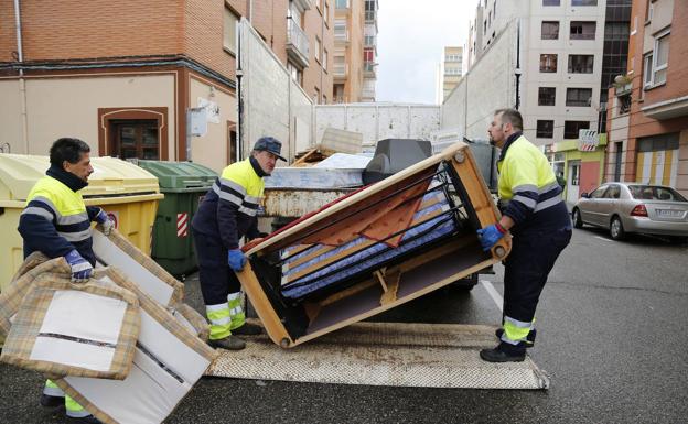 31 denuncias en cuatro meses por dejar enseres domésticos en la calle en Palencia