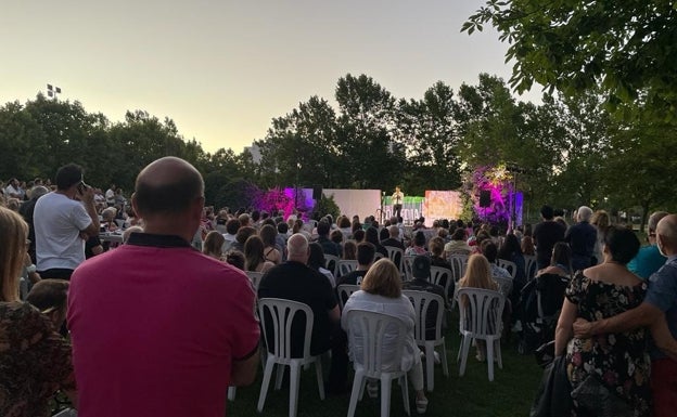 El entorno del lago de Laguna de Duero se inunda de humor durante los viernes de agosto