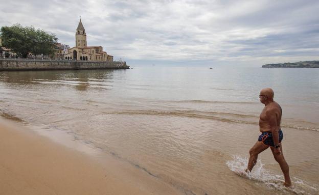 Rescatado inconsciente un leonés que se bañaba en la playa de Gijón