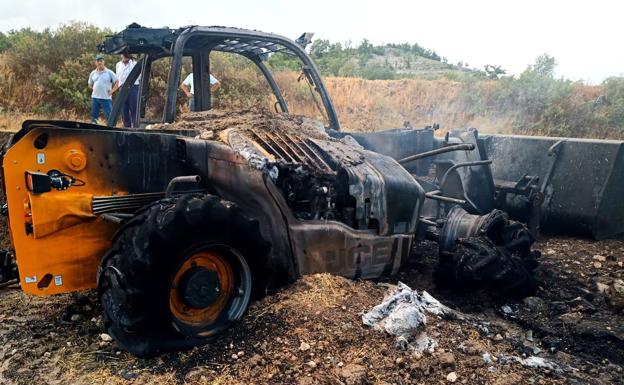 Un incendio calcina una máquina cargadora y rastrojo en Corrales de Duero