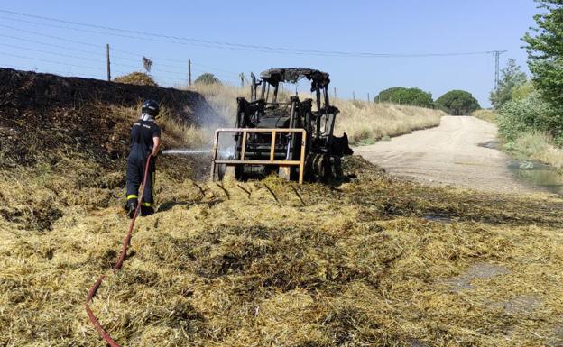 Arde un tractor que transportaba varias pacas de paja en La Cistérniga