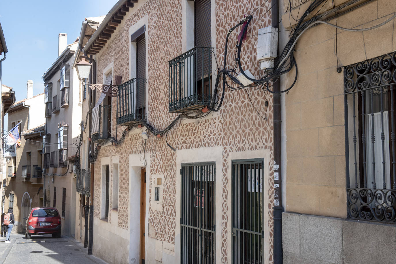 Las ciudades «batallan» sin éxito para que las operadoras retiren el cableado