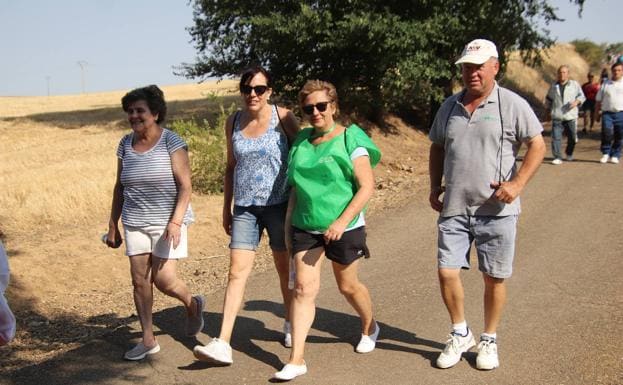 Más de 300 andarines caminan contra el cáncer en Tierra de Campos