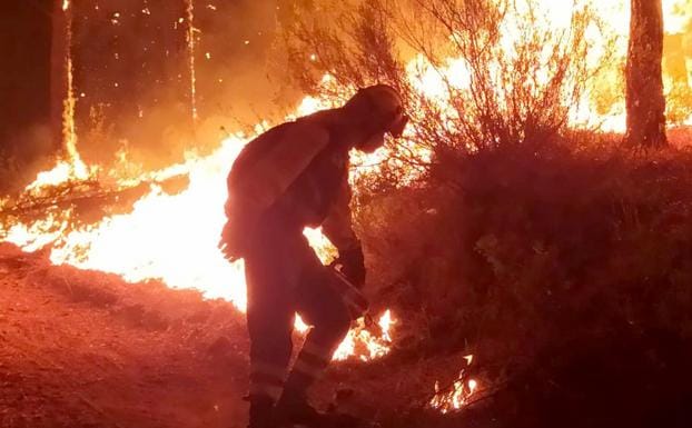 Trasladado por un golpe de calor un miembro del operativo que trabaja en el incendio de Ávila