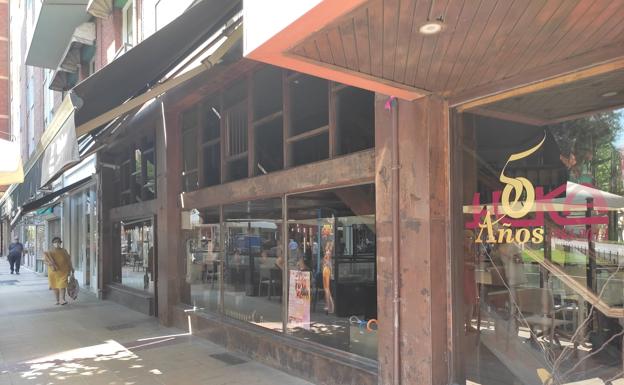 El detenido por abofetear a su pareja se cortó tras reventar la cristalera de una cafetería