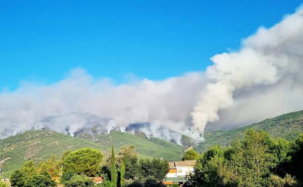 Sigue la lucha contra el fuego en Ávila, donde ayer trabajaron hasta 400 profesionales