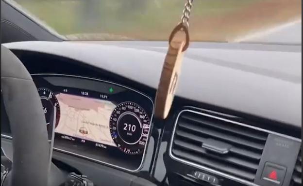 Un conductor de Ávila se graba circulando a más de 200 km/h