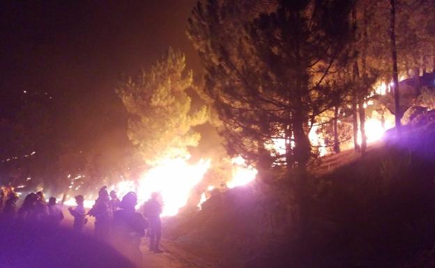 Las cuadrillas aplican durante la noche fuego técnico para evitar que el fuego se extienda