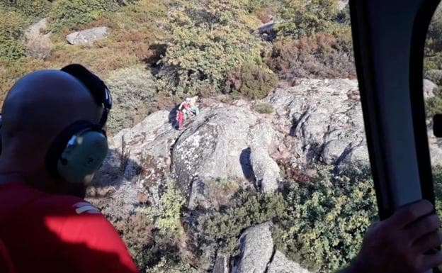 El grupo de rescate de la Junta auxilia a un montañero enriscado en Candelario, en Salamanca