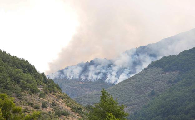 El incendio de Boca de Huérgano avanza impulsado por el viento