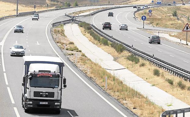 Un turismo circula en sentido contrario por la A-50 a la altura de Cordovilla, en Salamanca