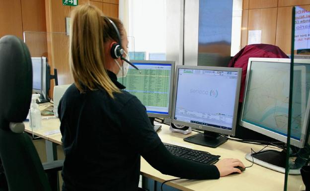 Los trabajadores de llamadas del 112 y 061 acuden a la huelga para exigir turnos con más personal