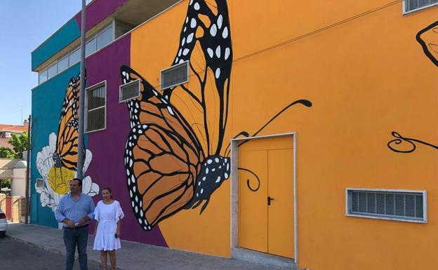 La galería de arte urbano de Sata Marta sigue creciendo con el mural de Caín en la Escuela Infantil