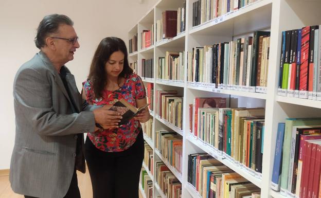 El actor Luis Araújo cede a Cuéllar 2.400 ejemplares de su biblioteca
