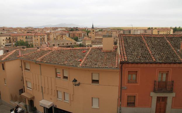 El Ayuntamiento entreabre la puerta al debate para instalar placas solares en el casco histórico