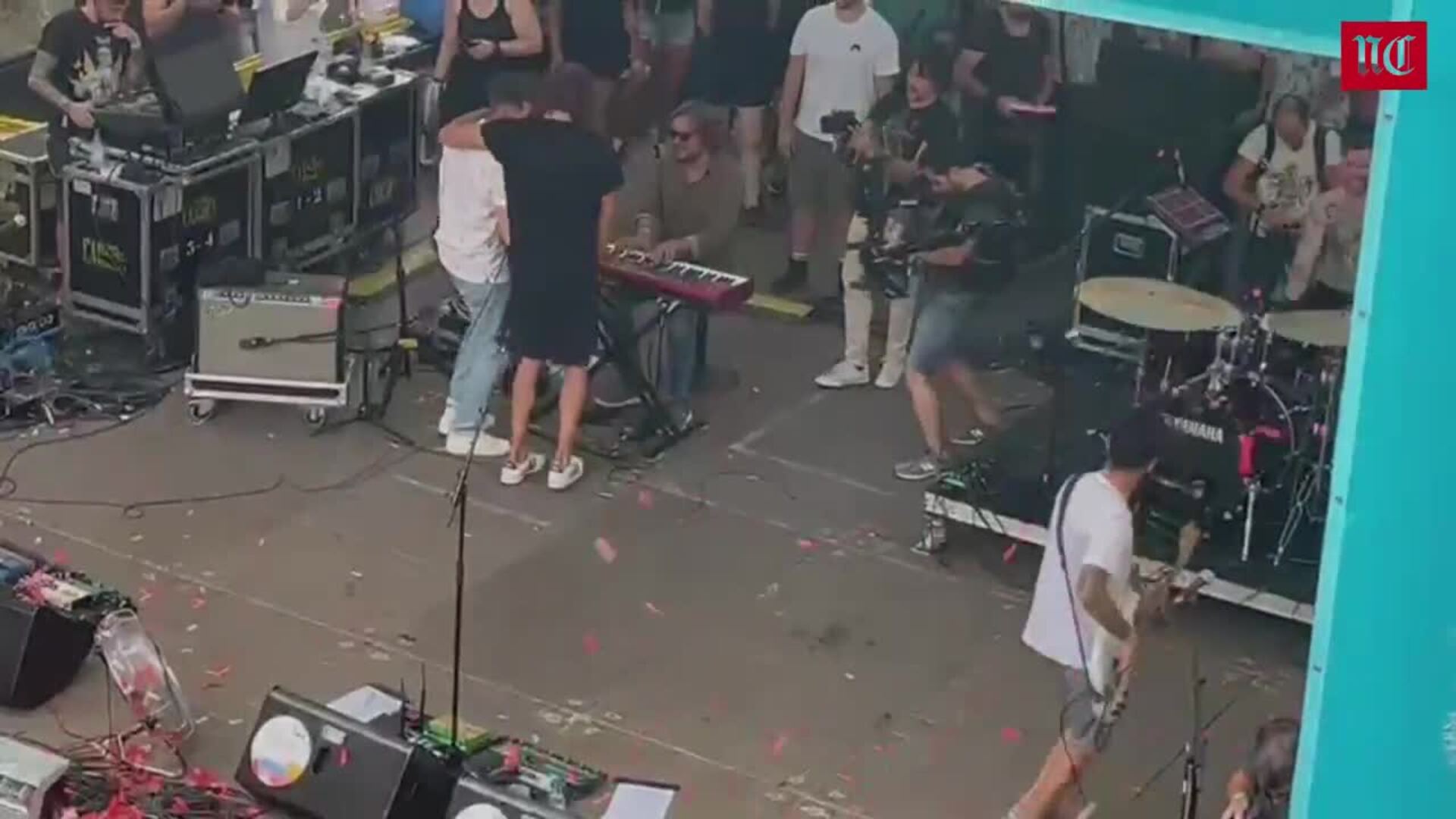 Izal enciende los altavoces en la plaza del Trigo