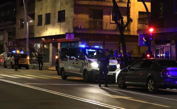 La Policía Local de Salamanca busca a una persona que huyó tras chocar con dos vehículos estacionados