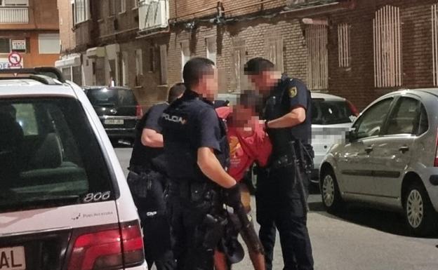 La Policía Nacional detiene a un hombre en la calle Góngora