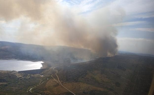Medios terrestres y aéreos trabajan en un incendio en Porto, en la comarca de Sanabria