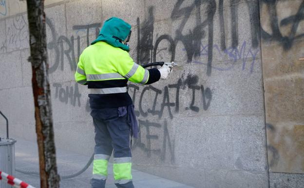 Salamanca refuerza la limpieza de pintadas vandálicas y grafitis y triplica expedientes sancionadores