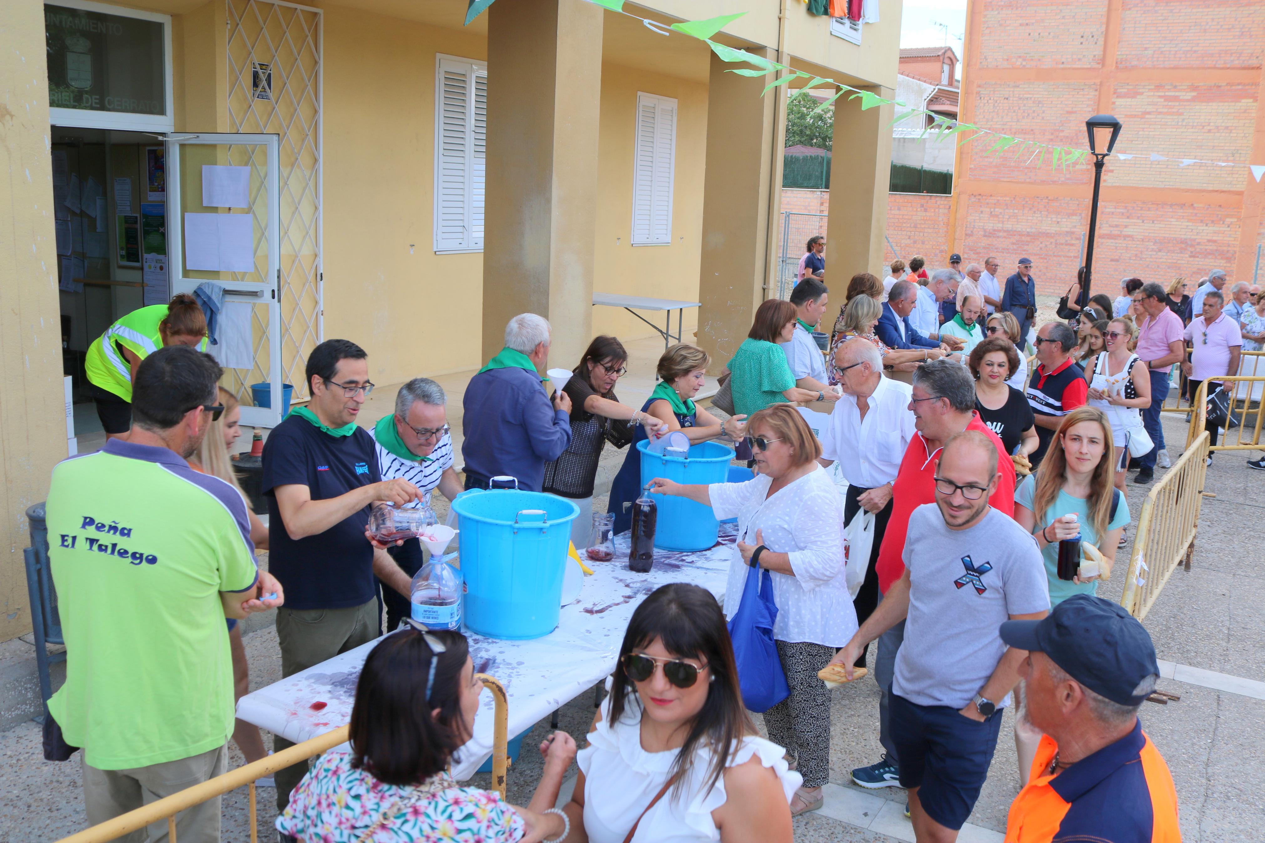 Villamuriel de Cerrato celebra el tradicional reparto de pan, queso y vino