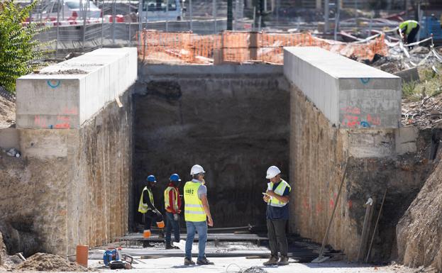 Los gatos hidráulicos hincan ya bajo las vías el túnel peatonal en Delicias: así trabajan