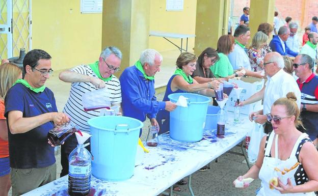 Villamuriel reparte 2.500 raciones de pan, queso y vino como seña de hospitalidad