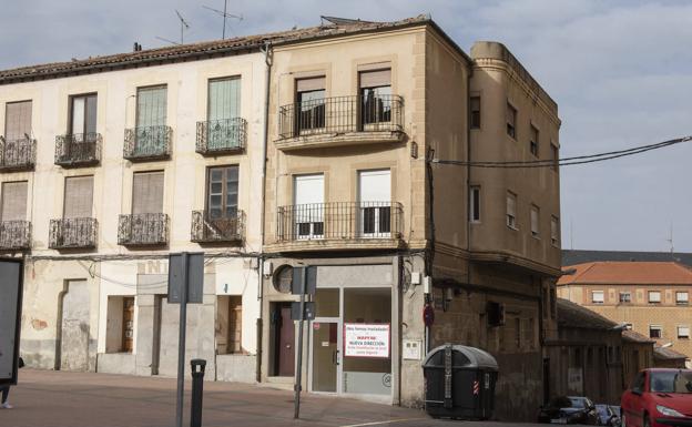 El Ayuntamiento aplaza al invierno el derribo del edificio de la calle Antonio Machado