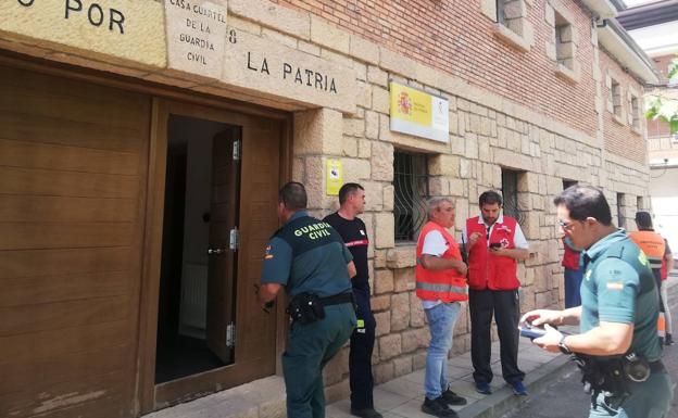 Guarda Civil, voluntarios de Protección Civil y personal de Cruz Roja, en Cantalejo. /Antonio de Torre