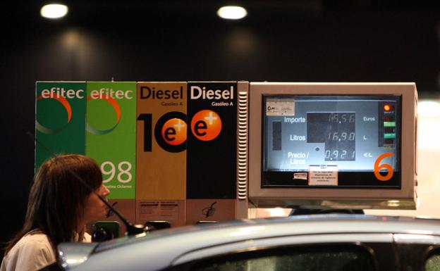 El precio de los carburantes se abarata un 16% desde junio