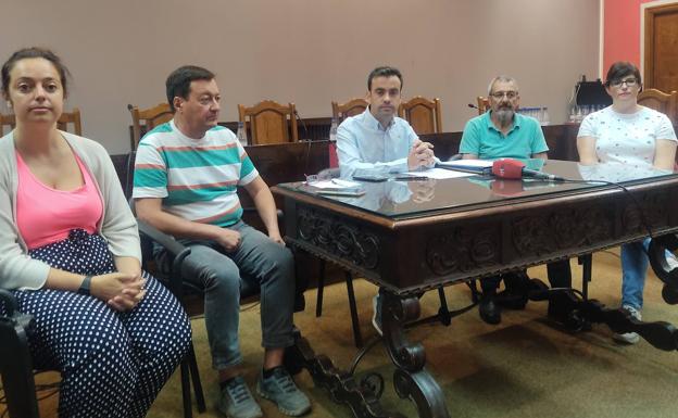 El alcalde, «decepcionado» por la salida de IU, aplaza a septiembre la reorganización de áreas