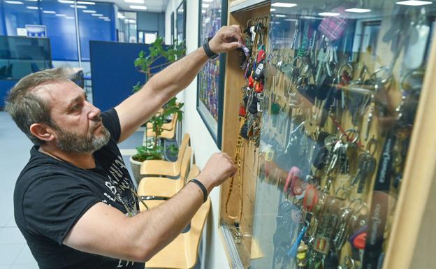 La oficina de Valladolid que guarda los recuerdos perdidos que tienen dueño