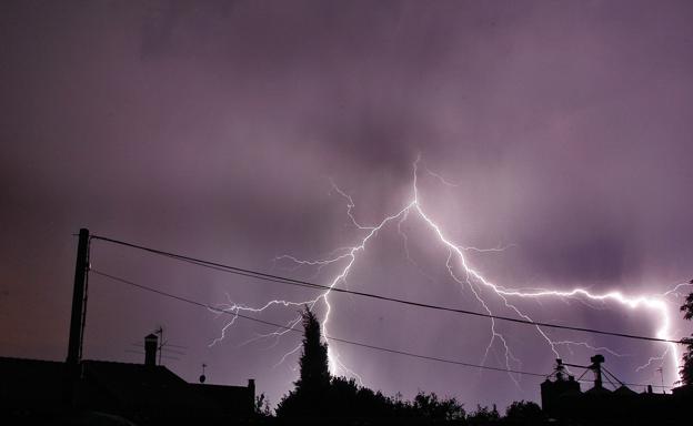 Por qué no deberías ducharte si hay una tormenta eléctrica