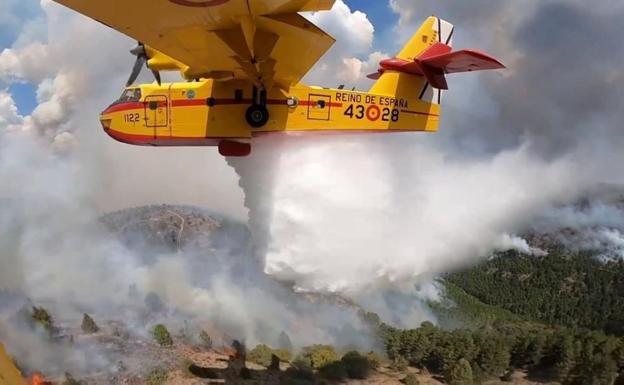 Los bomberos apagan el perímetro del incendio de Bejís pero hay otros «puntos calientes»