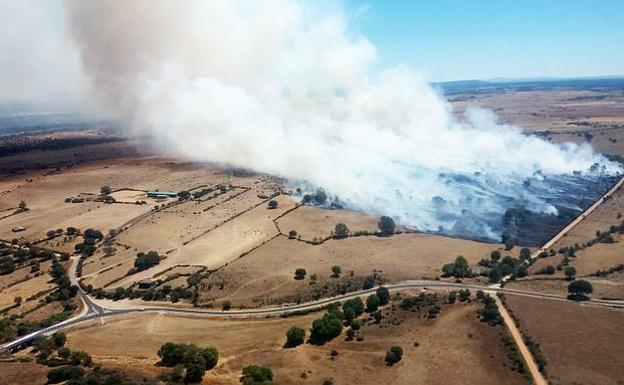 Se mantiene activo el fuego declarado ayer en Fuenteliante, en la provincia de Salamanca