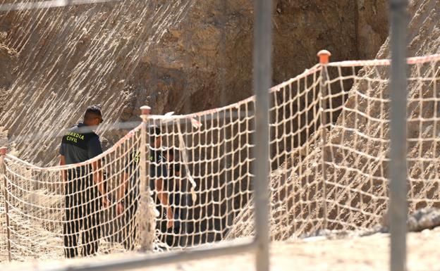 En estado crítico pero estable el operario que quedó atrapado por una máquina barredora