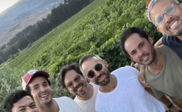 Íñigo Onieva disfruta de unas suculentas vacaciones en el Líbano y Mikonos con unos amigos