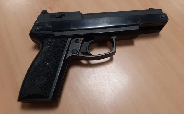Denunciado un menor por exhibir una pistola de balines en Delicias
